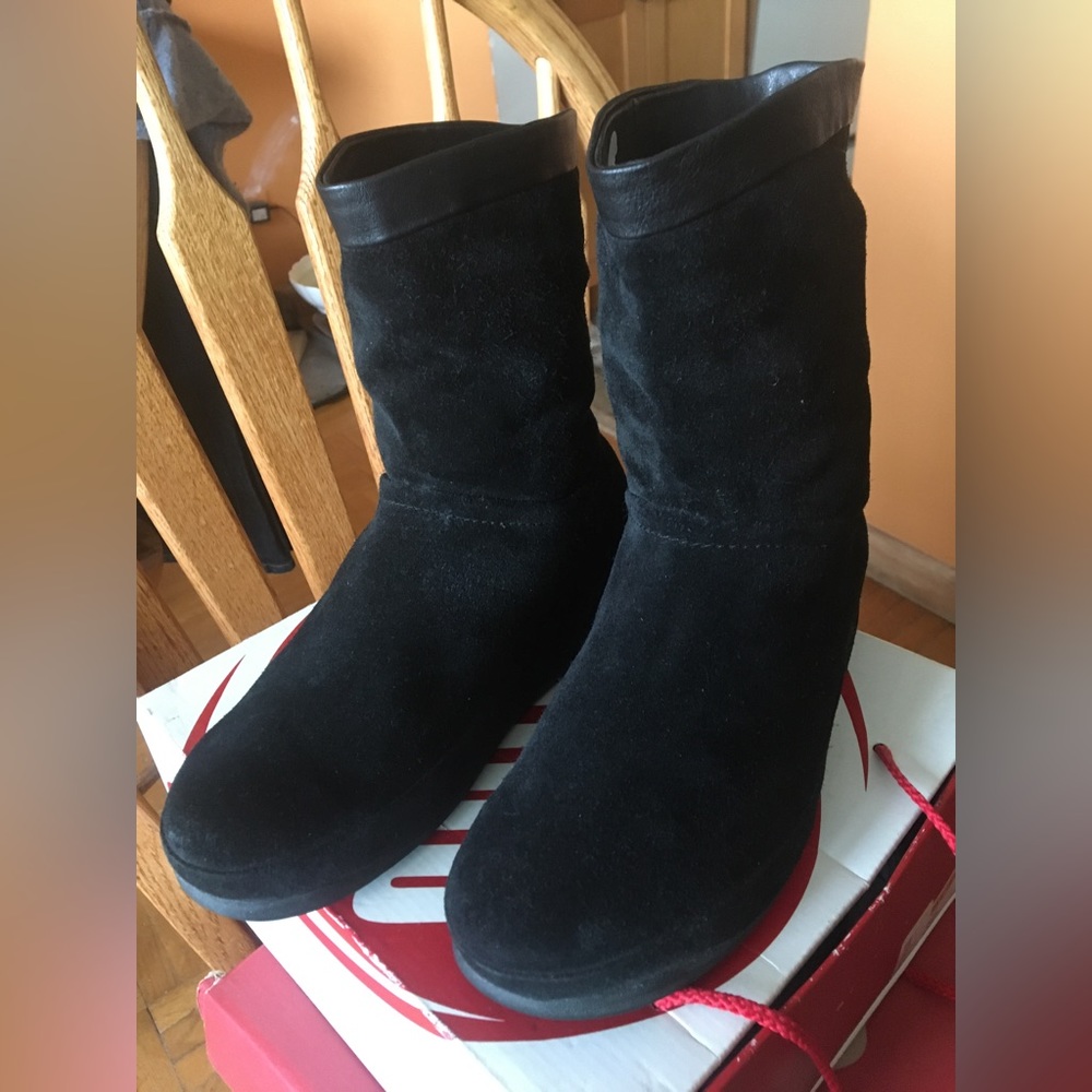 EUC FitFlop Crush Suede Boot With Leather Detail Black Women’s Size 8